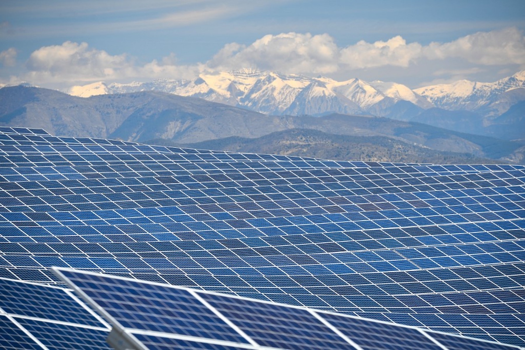 découvrez les avantages des fermes solaires en france : une source d'énergie renouvelable, des bénéfices économiques pour les collectivités et une réduction de l'empreinte carbone. profitez de la transition énergétique tout en soutenant le développement durable.