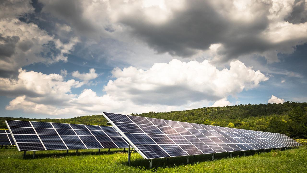 découvrez les nombreux avantages des panneaux photovoltaïques : une source d'énergie renouvelable, des économies sur vos factures d'électricité, une valorisation de votre patrimoine immobilier et une contribution à la protection de l'environnement. optez pour une énergie propre et économisez tout en préservant la planète.