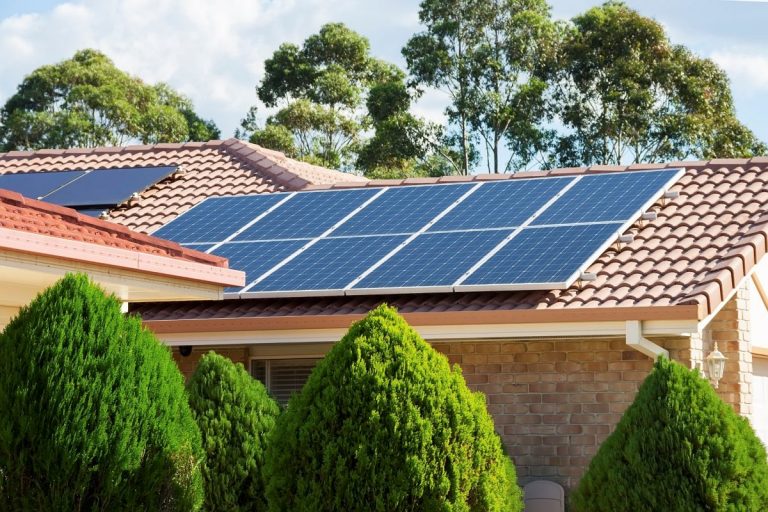 découvrez les nombreux avantages des panneaux solaires : réduisez votre facture d'énergie, préservez l'environnement et bénéficiez d'aides financières. optez pour une source d'énergie renouvelable et durable pour un avenir plus vert.