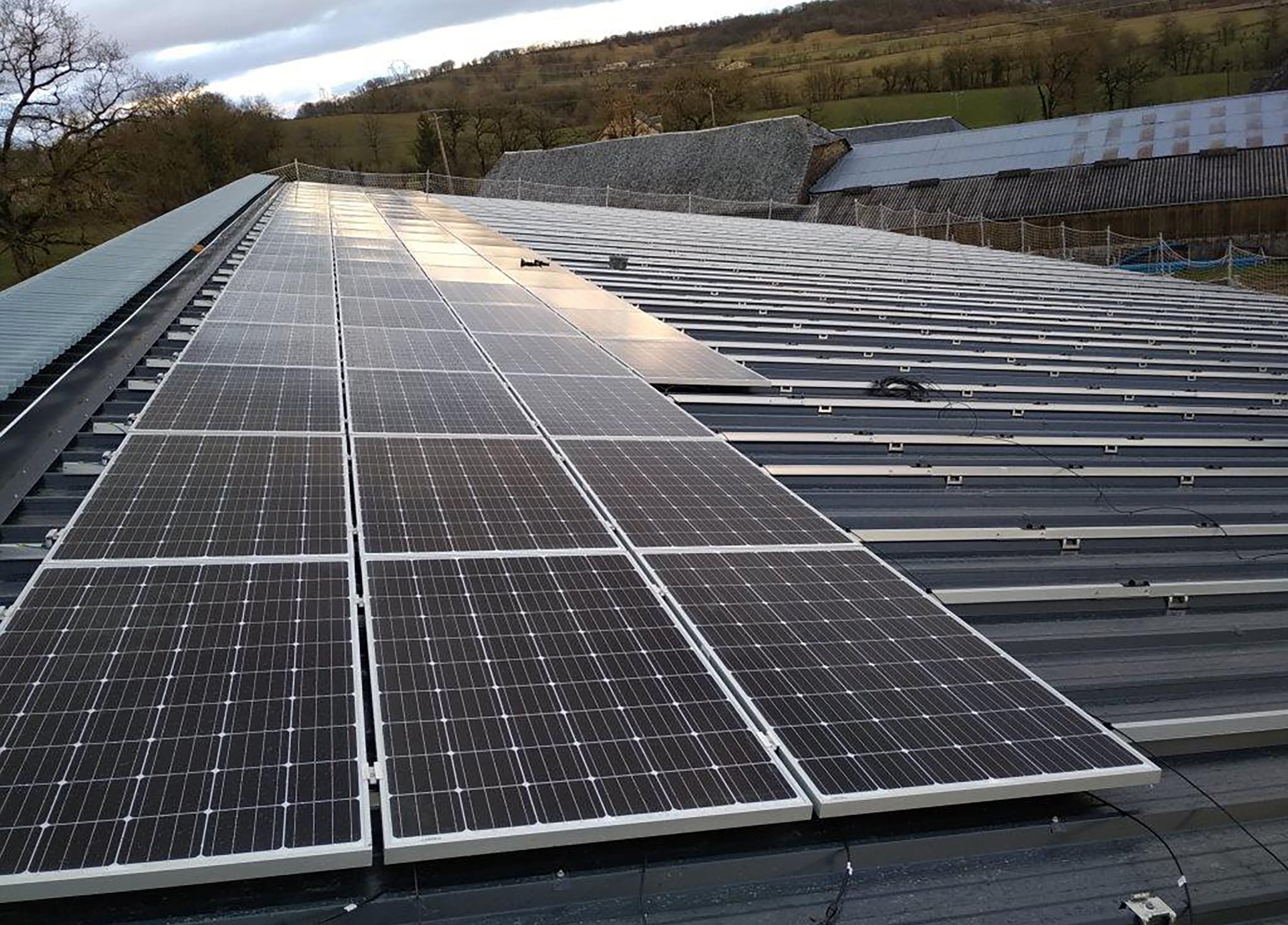 découvrez les nombreux avantages des panneaux solaires pour hangars : réduction des coûts énergétiques, empreinte carbone minimisée, valorisation de vos infrastructures et indépendance énergétique. optez pour une solution durable qui profite à votre entreprise tout en préservant l'environnement.