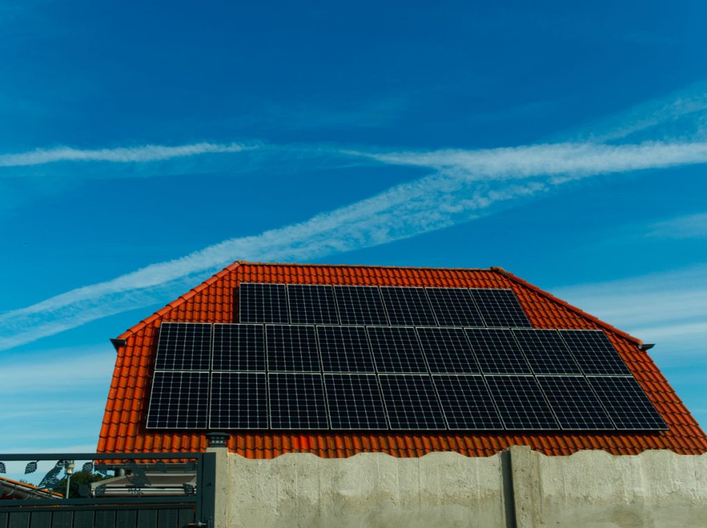 découvrez les nombreux avantages des panneaux photovoltaïques installés sur votre toit. réduisez vos factures d'énergie, valorisez votre bien immobilier et contribuez à la transition énergétique tout en profitant d'une source d'énergie renouvelable et durable.