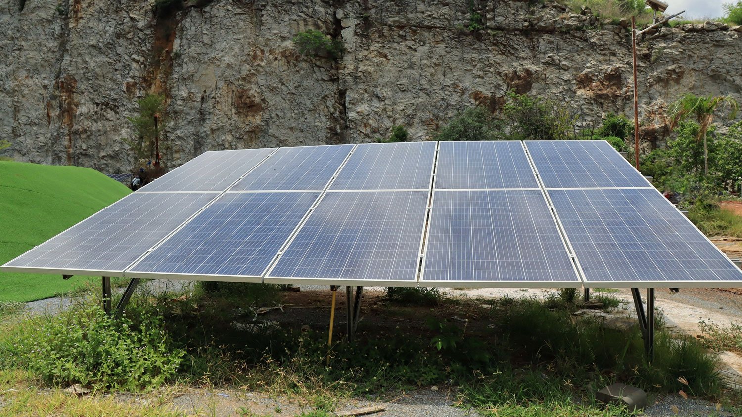 découvrez les nombreux avantages des panneaux photovoltaïques : une solution écologique pour produire votre propre énergie, réduire vos factures d'électricité et contribuer à la transition énergétique tout en valorisant votre patrimoine.