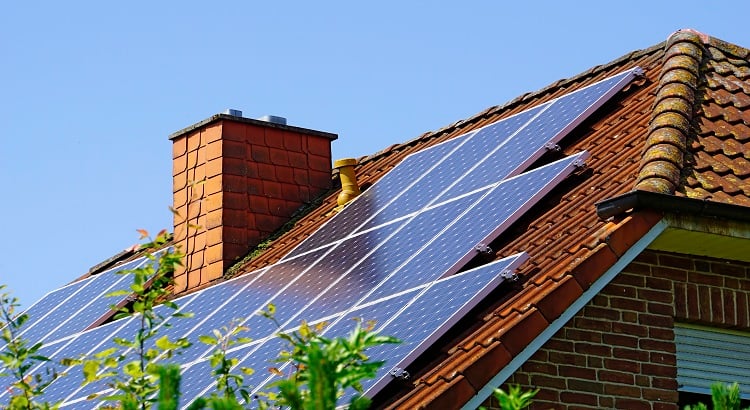 découvrez les nombreux avantages des toits photovoltaïques : économisez sur vos factures d'énergie, contribuez à la protection de l'environnement et augmentez la valeur de votre propriété grâce à une énergie renouvelable et durable.