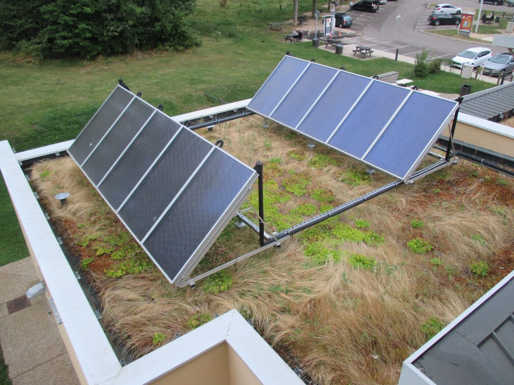 découvrez les avantages des toits photovoltaïques végétaux : amélioration de l'isolation, réduction des dépenses énergétiques, contribution à la biodiversité et valorisation de l'espace urbain. une solution durable et écologique pour votre bâtiment.