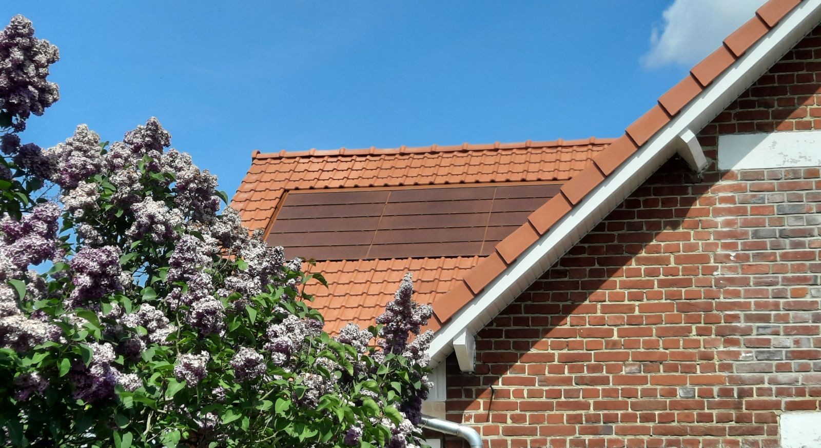 découvrez les nombreux avantages des tuiles photovoltaïques pour votre habitat. esthétiques et performantes, elles permettent de produire de l'électricité tout en préservant l'apparence de votre toiture. optez pour une solution écologique et économique, contribuez à la transition énergétique tout en valorisant votre bien.