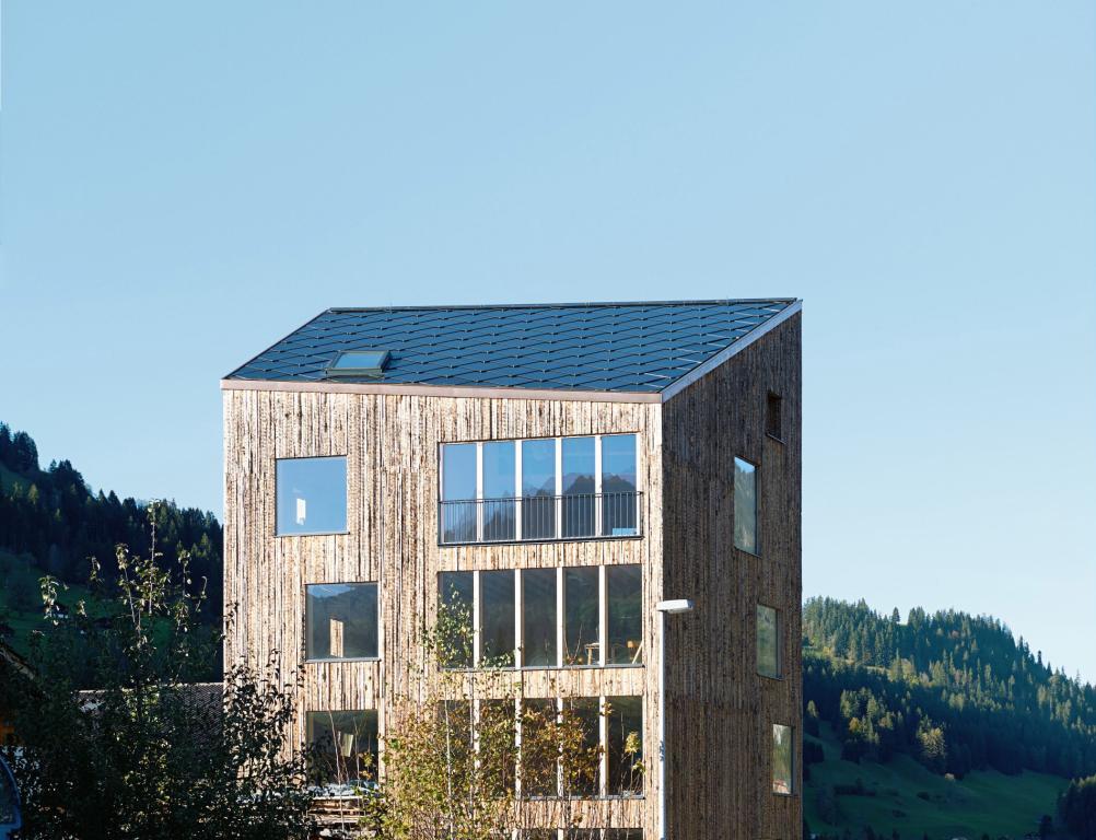 découvrez les avantages des tuiles solaires akuo, une solution innovante pour produire de l'énergie verte tout en intégrant harmonieusement votre toiture. profitez d'une esthétique moderne, d'une efficacité énergétique accrue et d'une réduction significative de votre facture d'électricité. optez pour une empreinte carbone réduite et un avenir durable avec les tuiles solaires akuo.