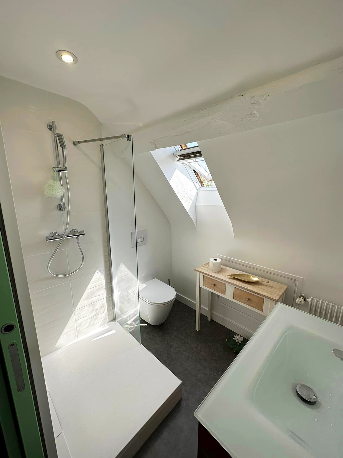 découvrez le confort et l'élégance d'une baignoire sous toit, un véritable havre de paix pour se détendre dans un cadre intime. aménagez votre espace de bien-être avec style et profitez de moments de relaxation au cœur de votre maison.