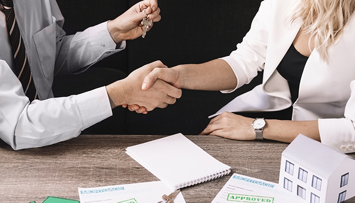 découvrez le bail emphytéotique, un contrat foncier permettant l'usage prolongé d'un bien immobilier en échange de redevances. explorez ses avantages et implications pour les propriétaires et locataires.