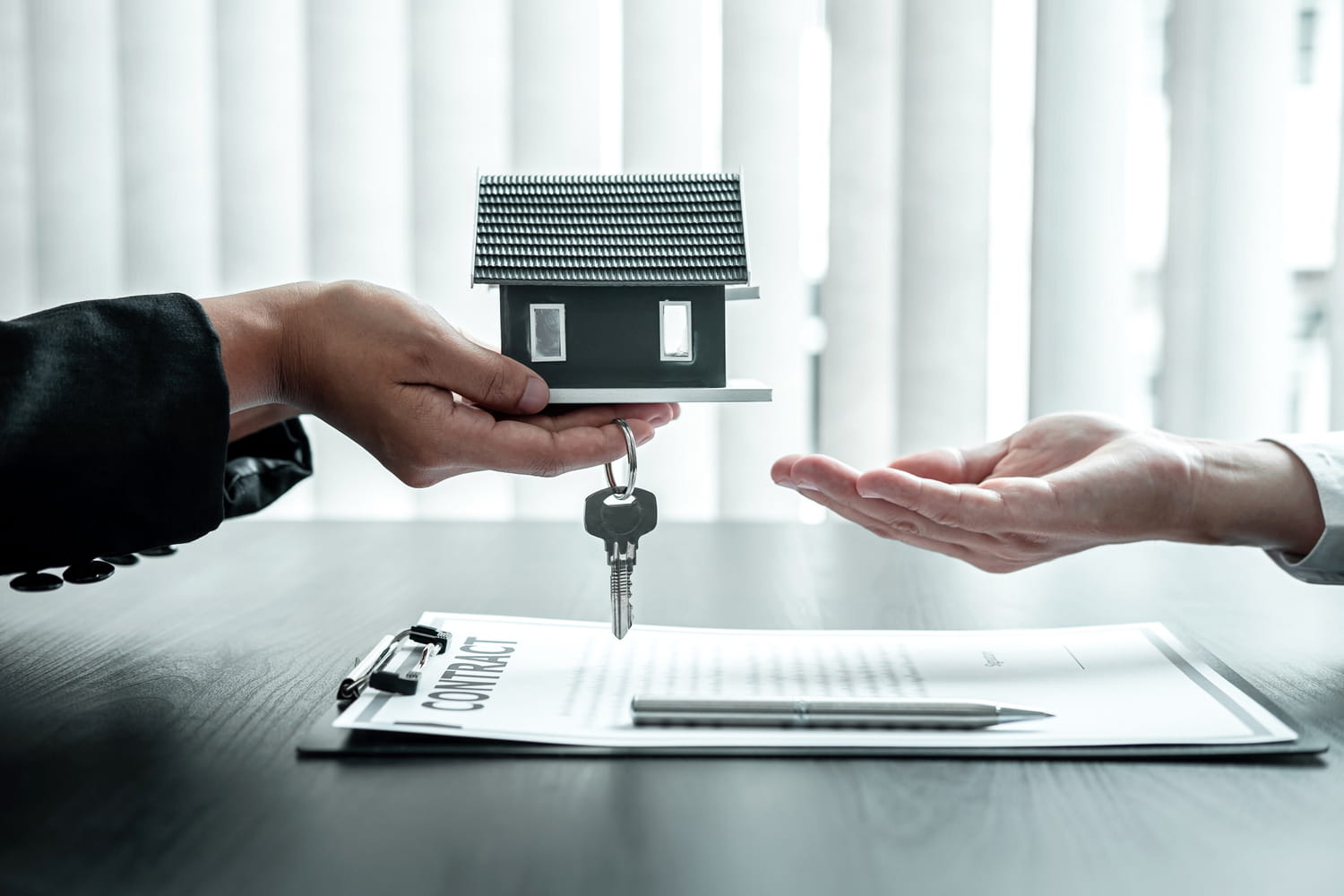 découvrez le bail emphytéotique, un contrat de location à long terme qui permet au preneur de bénéficier d'un droit réel sur un terrain tout en s'engageant à réaliser des constructions. idéal pour les projets d'investissement durable, ce bail offre des avantages fiscaux et une sécurité juridique. en savoir plus sur ses caractéristiques et implications!