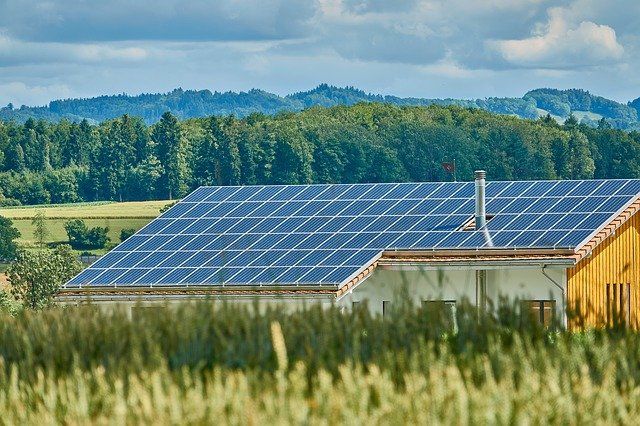découvrez tout ce qu'il faut savoir sur le bail de toiture photovoltaïque : les avantages, les conditions et les démarches pour louer votre toit afin de produire de l'énergie solaire.