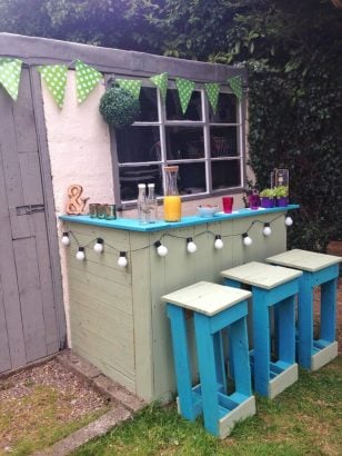 découvrez notre bar extérieur couvert, l'endroit idéal pour savourer des boissons rafraîchissantes tout en étant protégé des intempéries. profitez d'une ambiance conviviale et d'un cadre agréable, parfait pour vos soirées entre amis ou en famille.