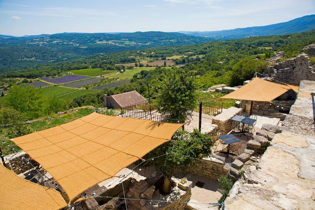 découvrez notre bar jardin sur le toit, un espace convivial où vous pouvez profiter d'une vue imprenable tout en dégustant des cocktails rafraîchissants et des plats savoureux. profitez d'une ambiance relaxante et d'un décor unique pour des soirées inoubliables.