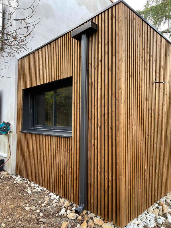 découvrez le bardage en bois, une solution esthétique et durable pour l'habillage de vos façades. apprenez-en plus sur les différents types de bois, leurs avantages et comment ce matériau naturel peut embellir et protéger votre maison.