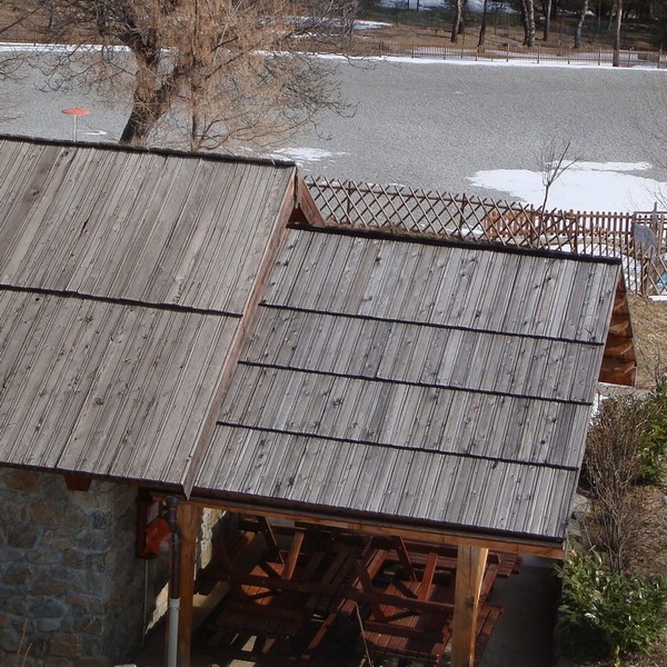 découvrez tout ce qu'il faut savoir sur les bardeaux : types, avantages, applications et conseils d'installation pour un toit à la fois esthétique et durable.