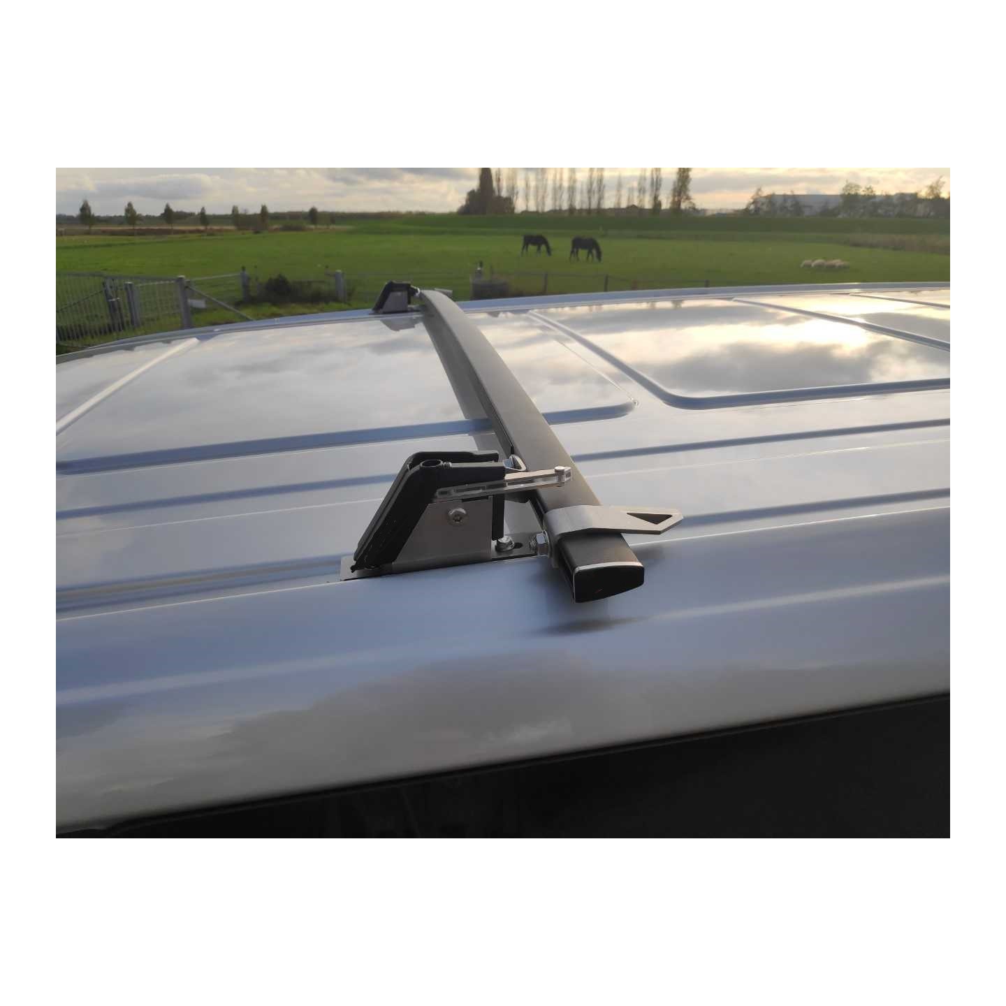 découvrez nos barres de toit rabattables, idéales pour transporter vos équipements en toute sécurité tout en optimisant l'espace de votre véhicule. pratiques et robustes, nos barres s'adaptent à tous vos besoins d'aventure.