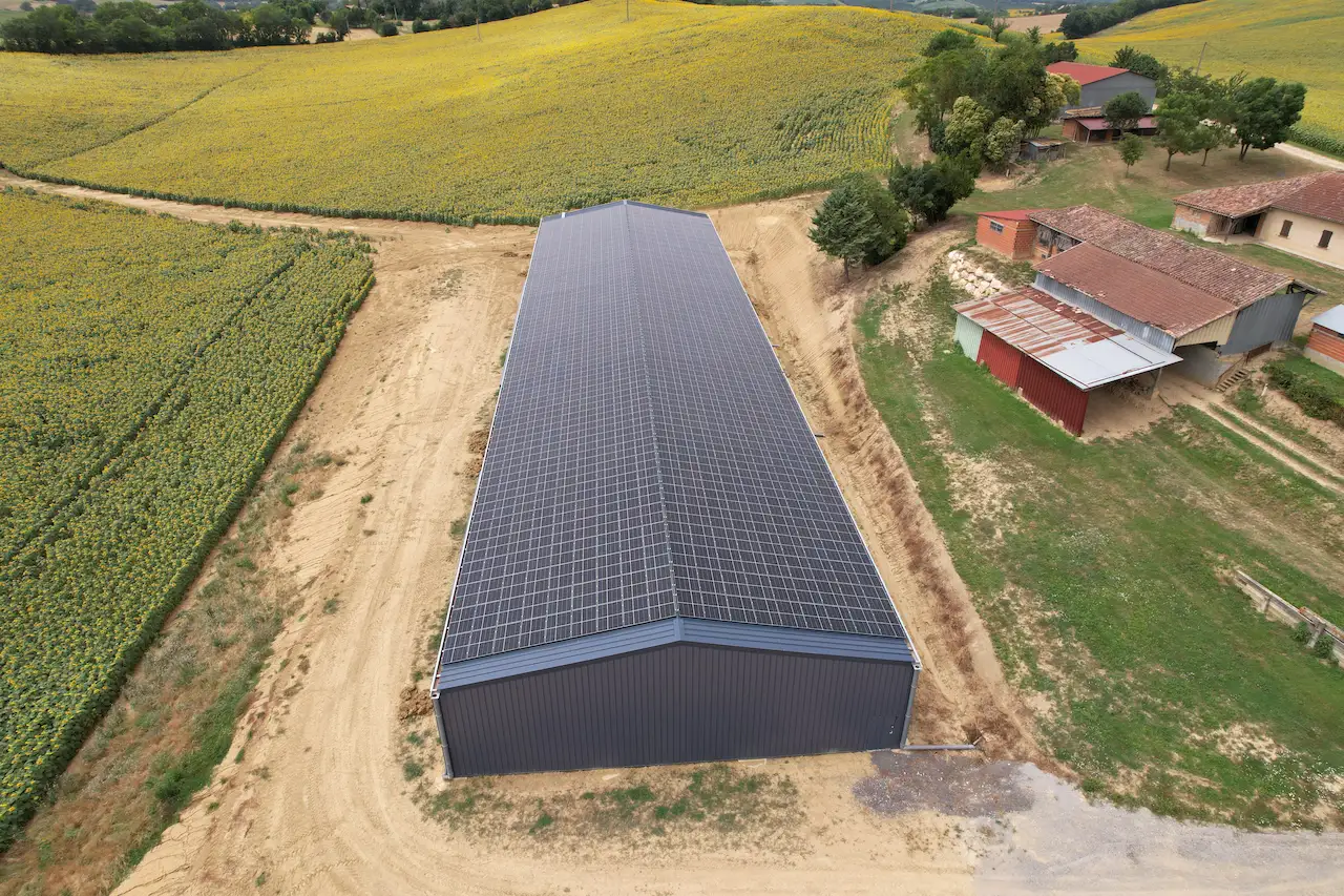 découvrez les avantages du bâtiment agricole photovoltaïque, une solution innovante et durable pour valoriser votre exploitation tout en produisant de l'énergie verte. optez pour une infrastructure moderne qui allie performance agricole et respect de l'environnement.