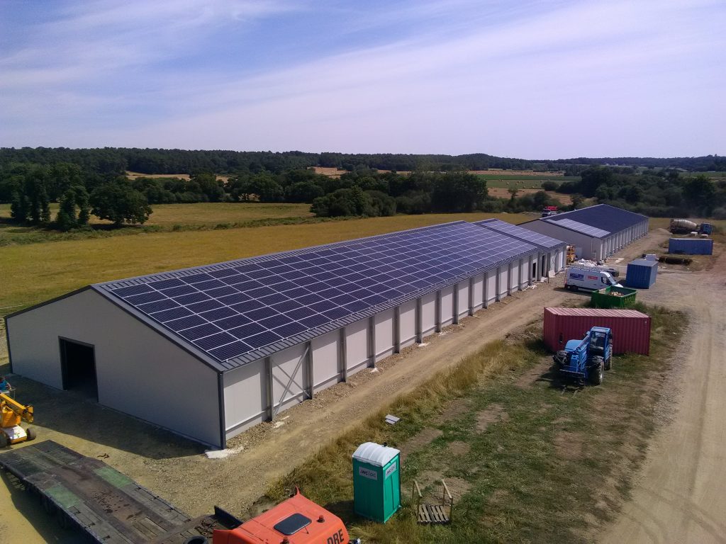découvrez notre solution innovante de bâtiment agricole photovoltaïque, alliant durabilité et performance énergétique. optimisez votre exploitation tout en contribuant à la transition énergétique grâce à des panneaux solaires adaptés à vos besoins. investissez dans un avenir vert et économique pour votre agriculture.