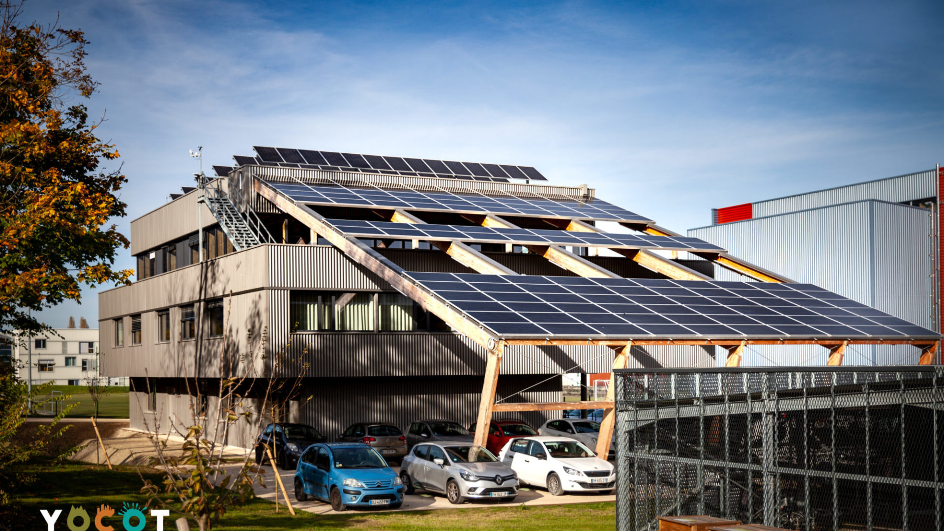 découvrez comment les bâtiments à énergie positive révolutionnent l'architecture durable en produisant plus d'énergie qu'ils n'en consomment. explorez les avantages écologiques, économiques et le design innovant qui façonnent l'avenir de l'habitat.