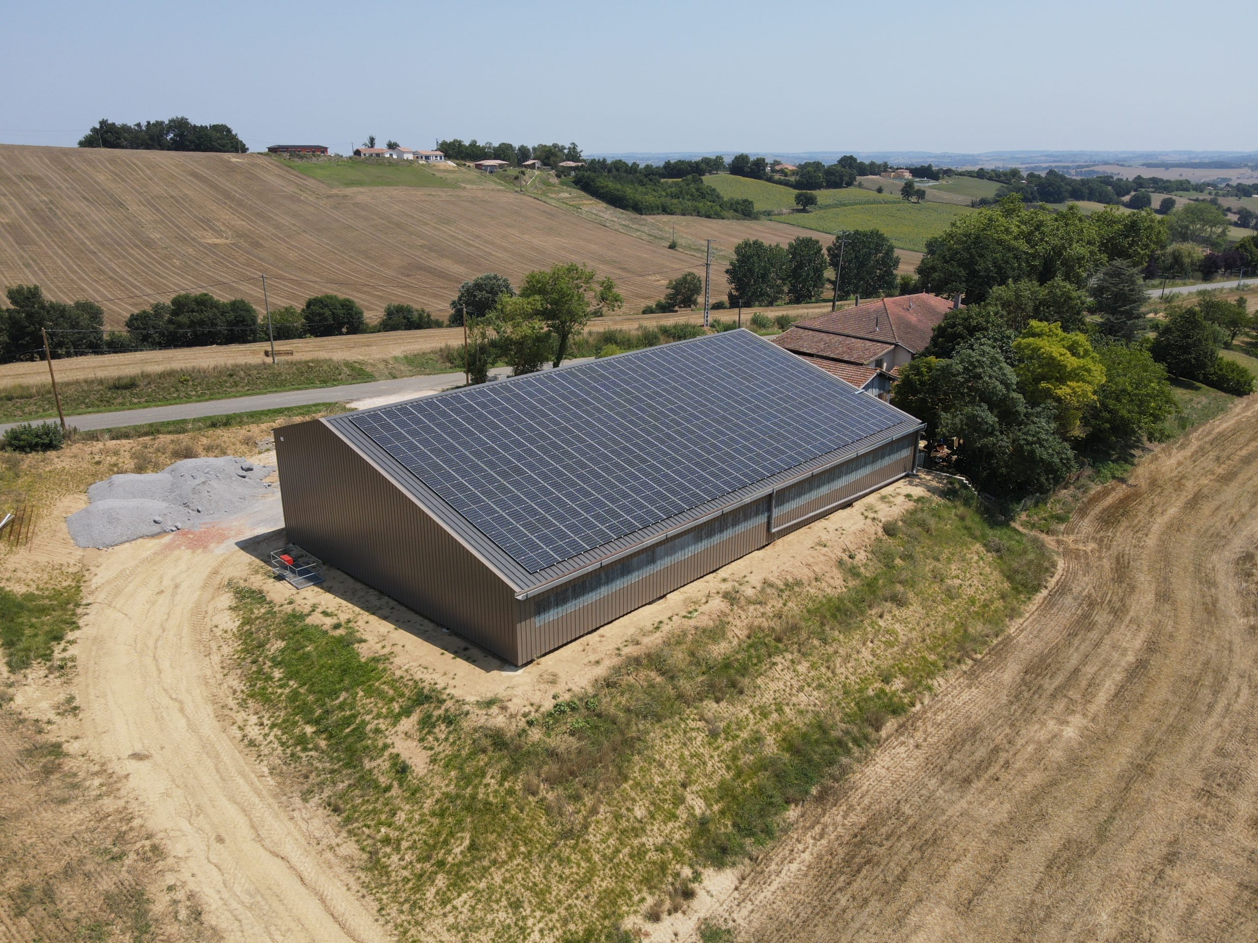 découvrez notre bâtiment photovoltaïque de 100 kwc, une solution innovante et écologique pour produire de l'énergie renouvelable. optimisez votre consommation d'énergie tout en réduisant votre empreinte carbone grâce à cette installation solaire performante.
