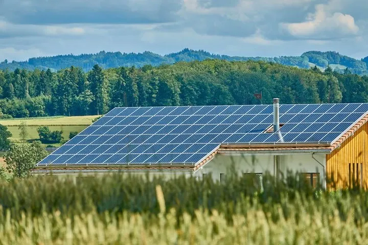 découvrez notre bâtiment photovoltaïque de 300 kwc, une solution énergétique durable et économique pour optimiser votre consommation d'électricité. idéal pour les entreprises cherchant à réduire leur empreinte carbone tout en réalisant des économies sur le long terme.