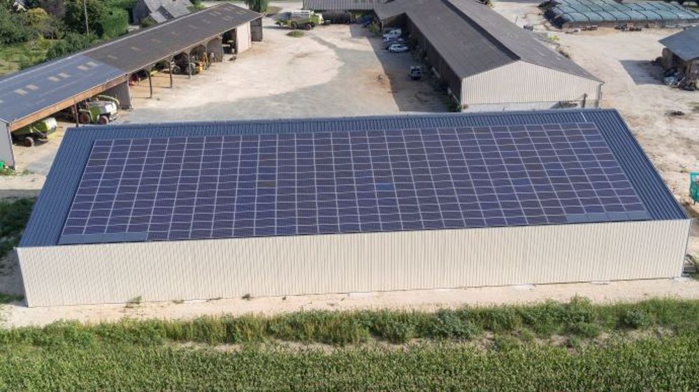 découvrez notre bâtiment photovoltaïque de 300 kwc, conçu pour optimiser la production d'énergie solaire tout en réduisant votre empreinte carbone. explorez les avantages d'une installation durable et performante, idéale pour les entreprises soucieuses de l'environnement.