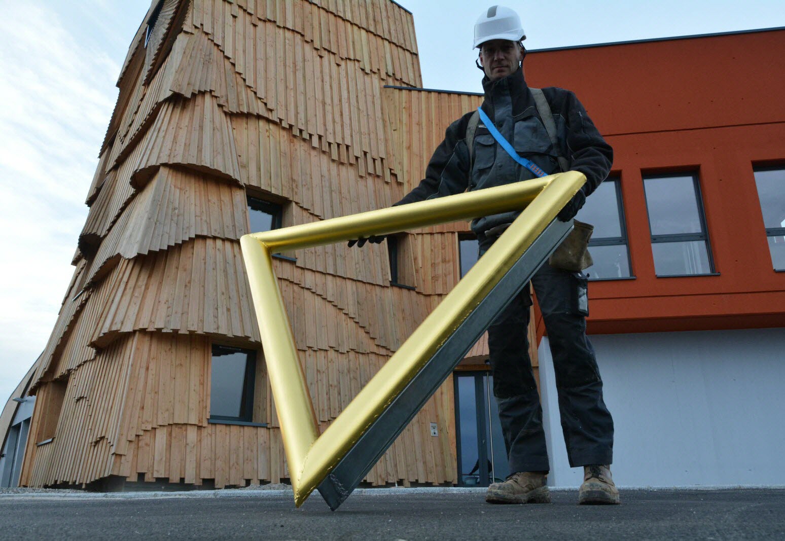 découvrez le bâtiment triangle, une icône contemporaine de l'architecture à paris. ce chef-d'œuvre innovant allie design moderne et fonctionnalité, offrant un espace unique pour le travail et le loisir, en plein cœur de la capitale française.