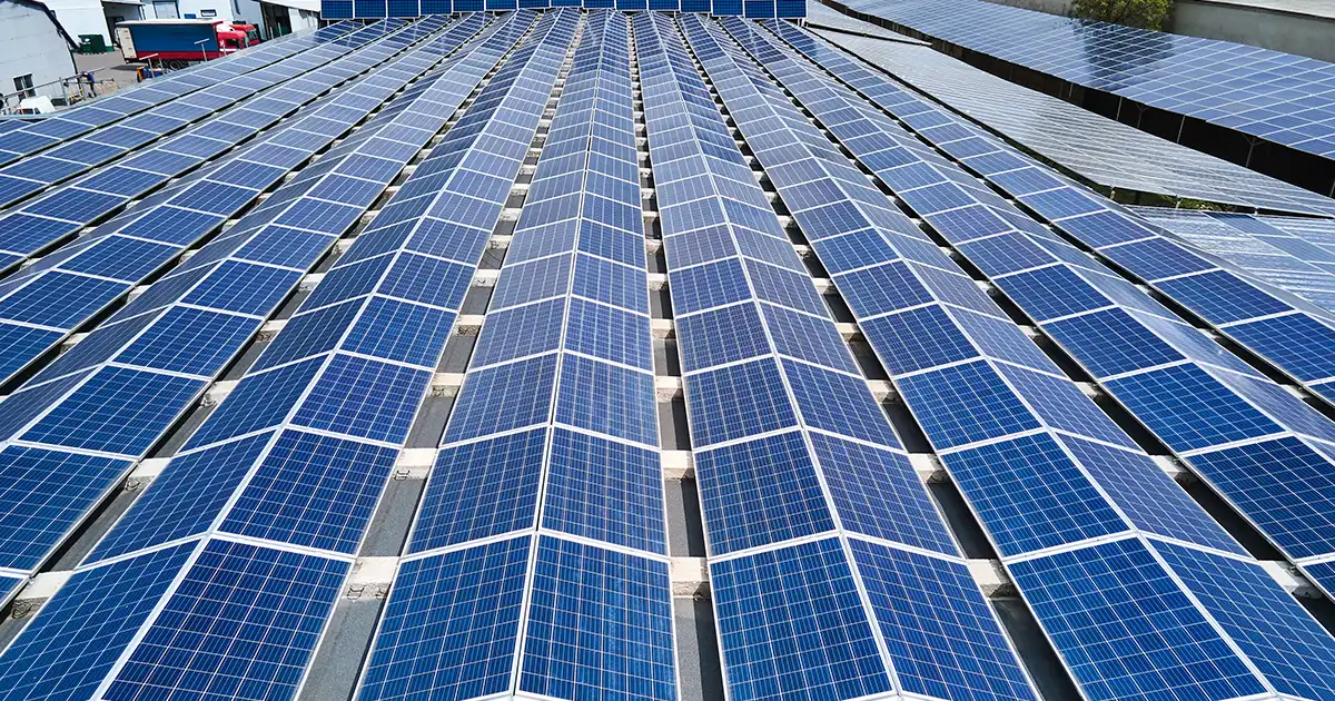 découvrez la bipv (building-integrated photovoltaics), une technologie innovante intégrant des panneaux solaires directement dans les constructions. cette solution durable permet de produire de l'énergie renouvelable tout en améliorant l'esthétique des bâtiments. informez-vous sur ses avantages, applications et son impact sur la transition énergétique.