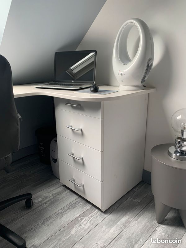 découvrez notre bureau pente, un meuble au design moderne et fonctionnel qui s'adapte à votre espace de travail. idéal pour optimiser votre ergonomie, il allie style et praticité pour une expérience de travail agréable.