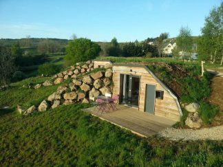 découvrez notre cabane végétalisée, un espace unique et écoresponsable alliant confort et nature. idéale pour se ressourcer, elle offre une immersion totale dans un cadre verdoyant, tout en respectant l'environnement. parfait pour vos séjours en famille ou entre amis!