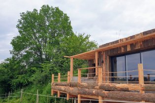 découvrez notre cabane végétalisée, un espace unique alliant nature et confort. parfaite pour se ressourcer, elle est conçue avec des matériaux écologiques et intégrée harmonieusement dans son environnement, offrant un refuge paisible au cœur de la verdure.
