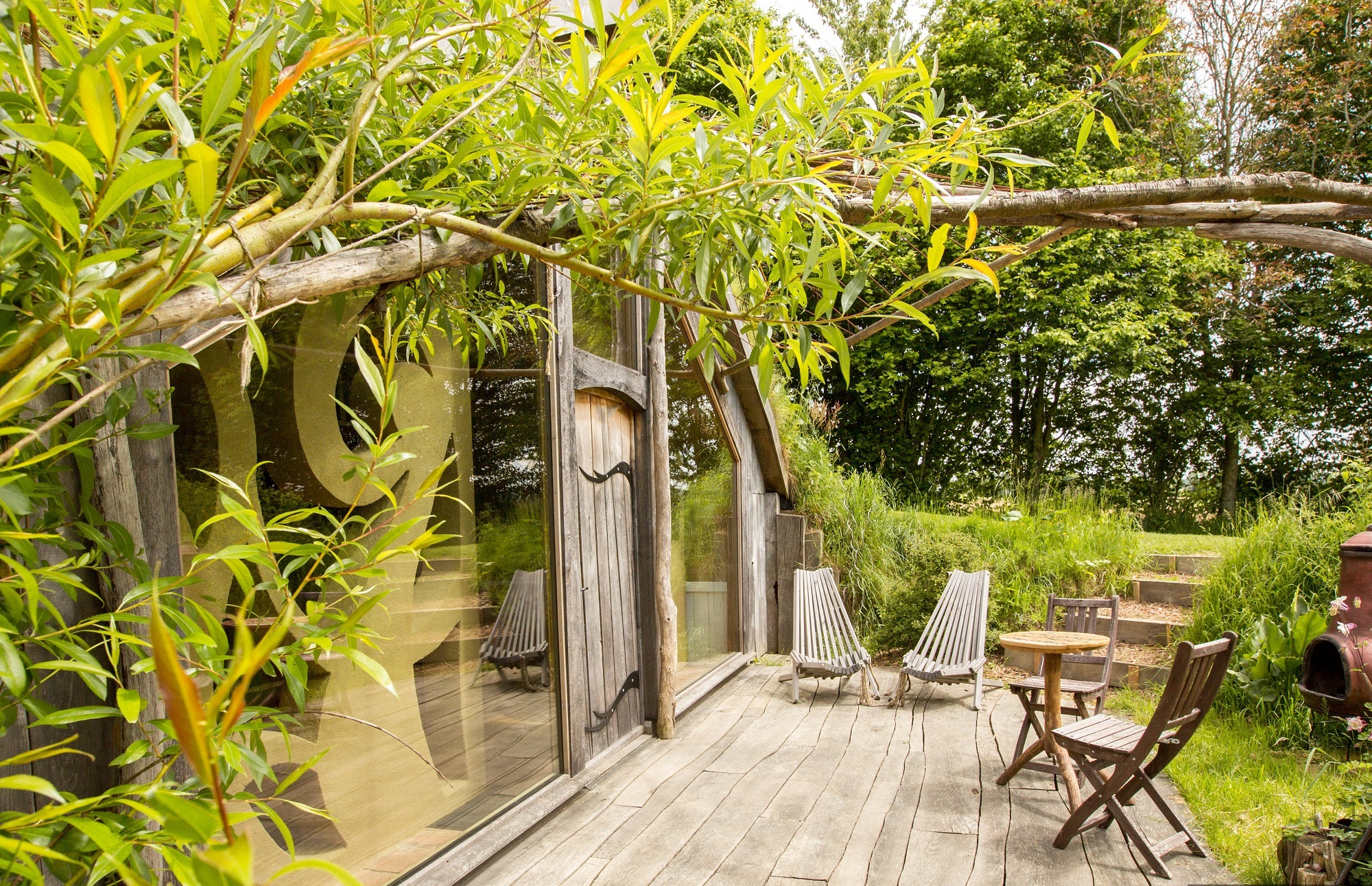 découvrez notre cabane végétalisée, un havre de paix mêlant nature et confort. idéale pour se ressourcer, cette structure écologique offre un espace unique en harmonie avec l'environnement. plongez dans un univers de verdure et d'authenticité.
