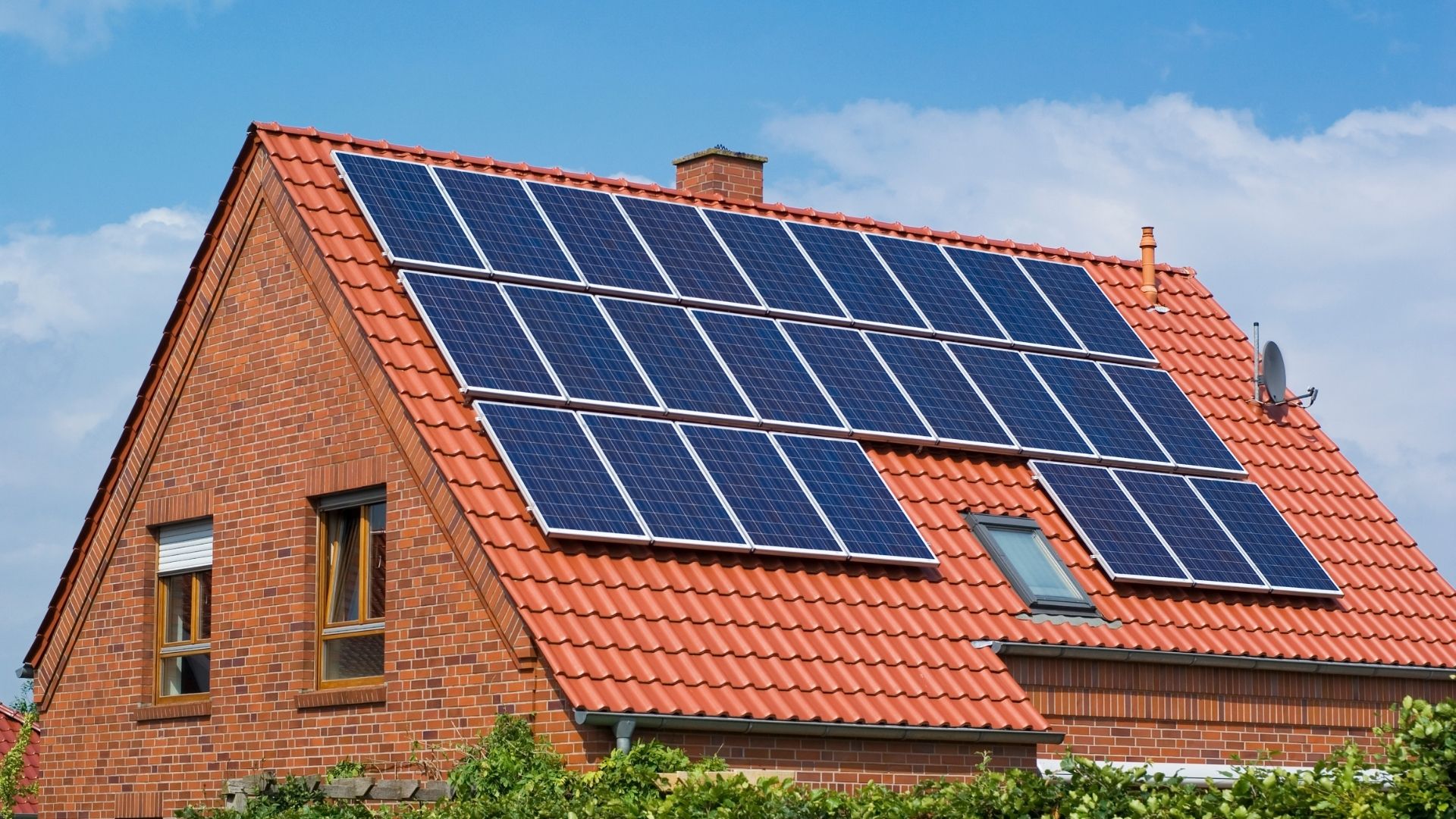 découvrez comment calculer efficacement le nombre de panneaux photovoltaïques nécessaires pour votre installation solaire. optimisez votre consommation énergétique et réduisez votre facture d'électricité grâce à notre guide complet sur le dimensionnement des panneaux solaires.