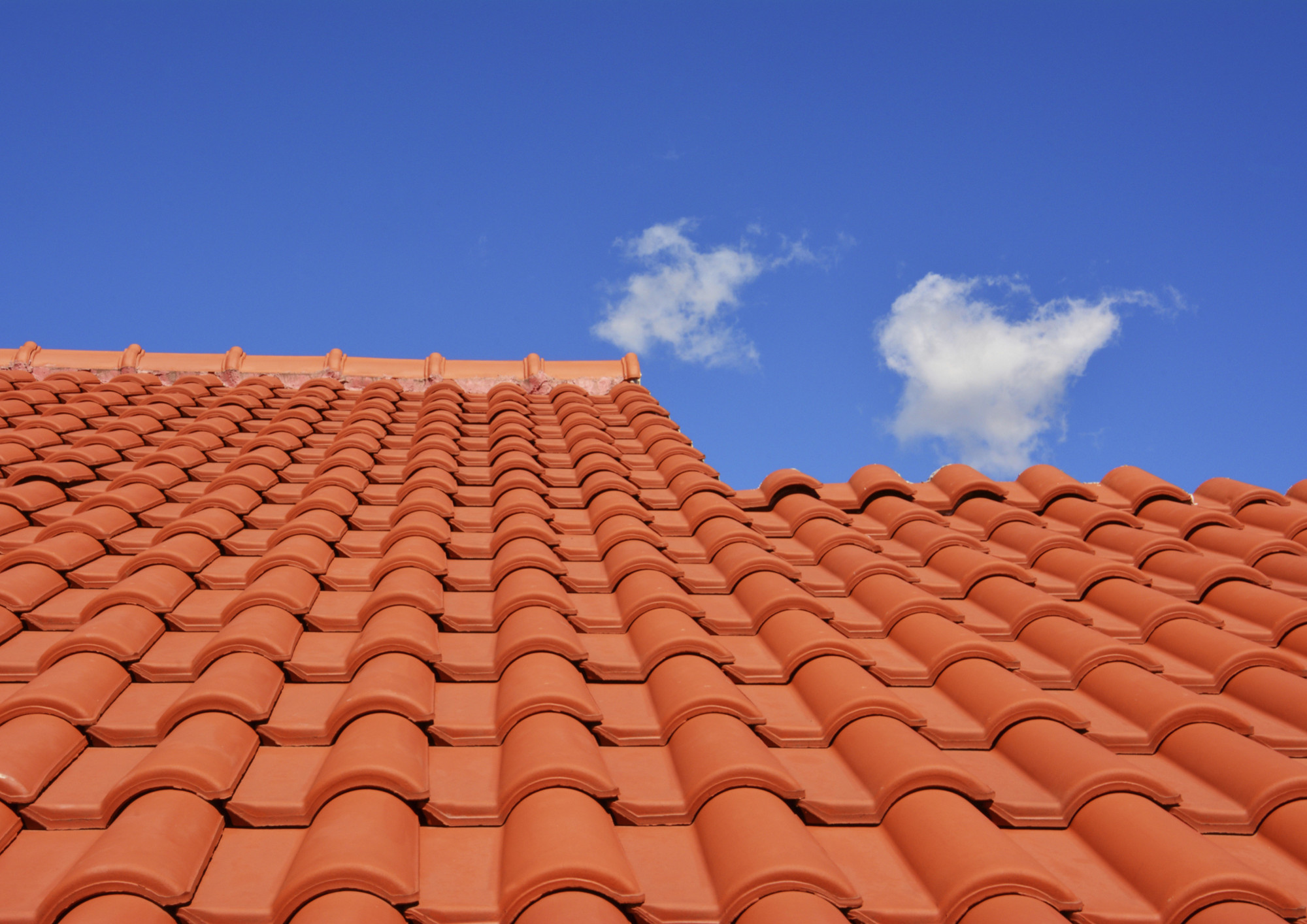 découvrez comment protéger votre maison contre les cambriolages par le toit. nos conseils pratiques et astuces de sécurité vous aideront à renforcer vos protections et à garder votre famille en sécurité. ne laissez pas les voleurs prendre l'ascendant !