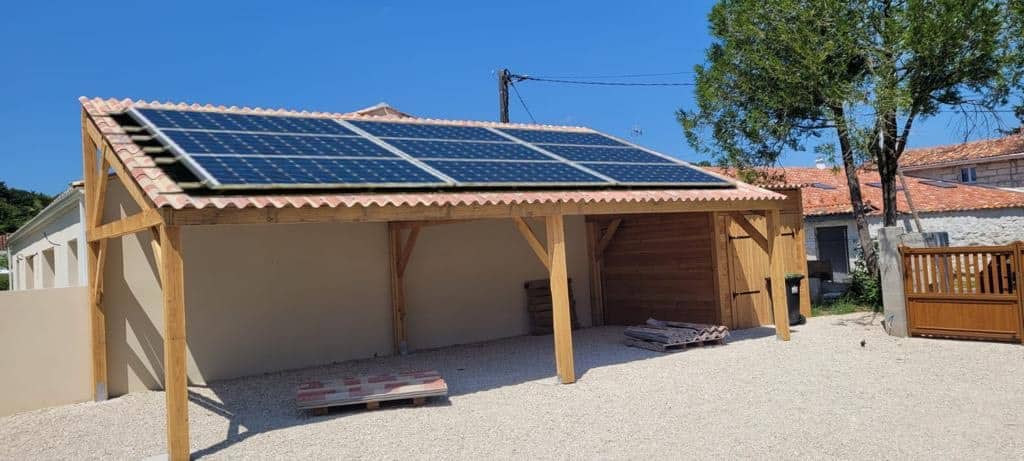 découvrez notre carport en bois équipé de panneaux photovoltaïques, alliant esthétisme et écologie. protégez votre véhicule tout en produisant votre propre énergie renouvelable, idéal pour un foyer durable.