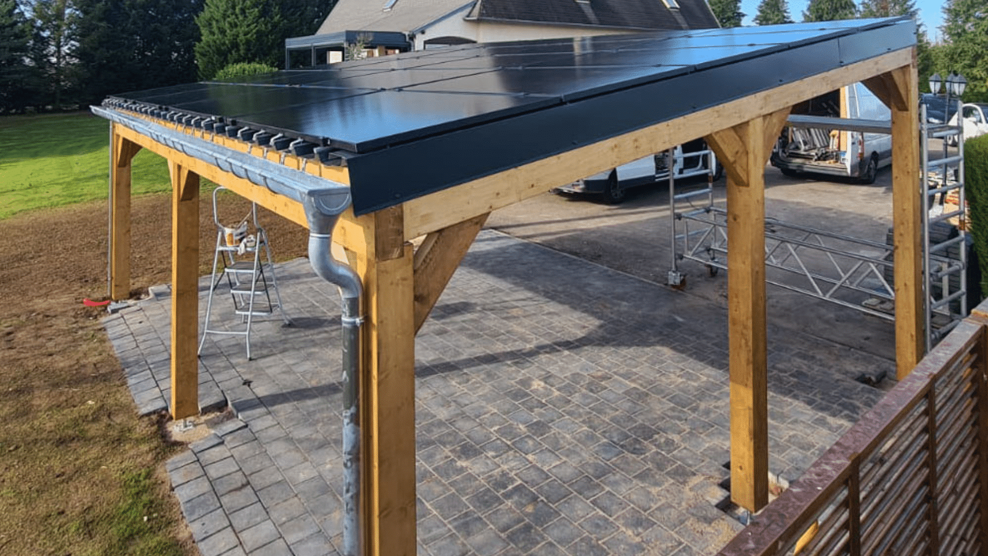 découvrez notre carport double photovoltaïque, une solution pratique et esthétique pour abriter vos véhicules tout en produisant de l'énergie solaire. alliez fonctionnalité et respect de l'environnement avec cet espace polyvalent qui optimise votre consommation d'énergie.