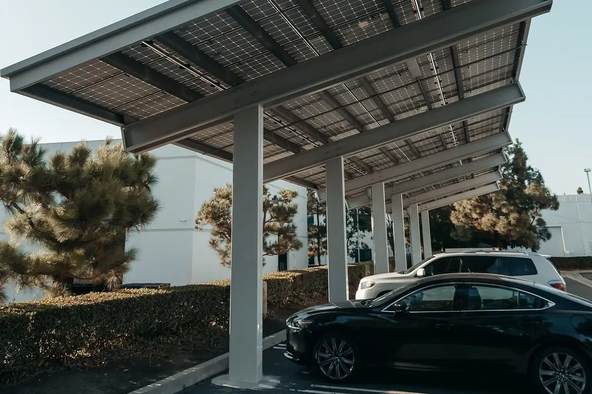 découvrez les avantages des carports solaires, une solution innovante qui protège votre véhicule tout en produisant de l'énergie renouvelable. optez pour une alternative écologique et esthétique pour votre extérieur.