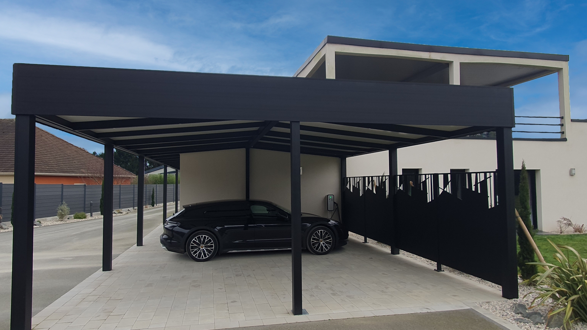 découvrez notre carport à toit plat, alliant modernité et praticité. protégez votre véhicule des intempéries tout en apportant une touche esthétique à votre espace extérieur. idéal pour les maisons contemporaines, ce carport est conçu pour s'intégrer harmonieusement dans votre jardin ou votre allée.