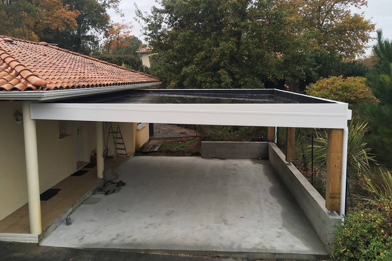 découvrez notre carport à toit plat, une solution esthétique et moderne pour protéger votre véhicule tout en s'intégrant harmonieusement dans votre jardin. facile à installer et durable, il allie fonctionnalité et design.