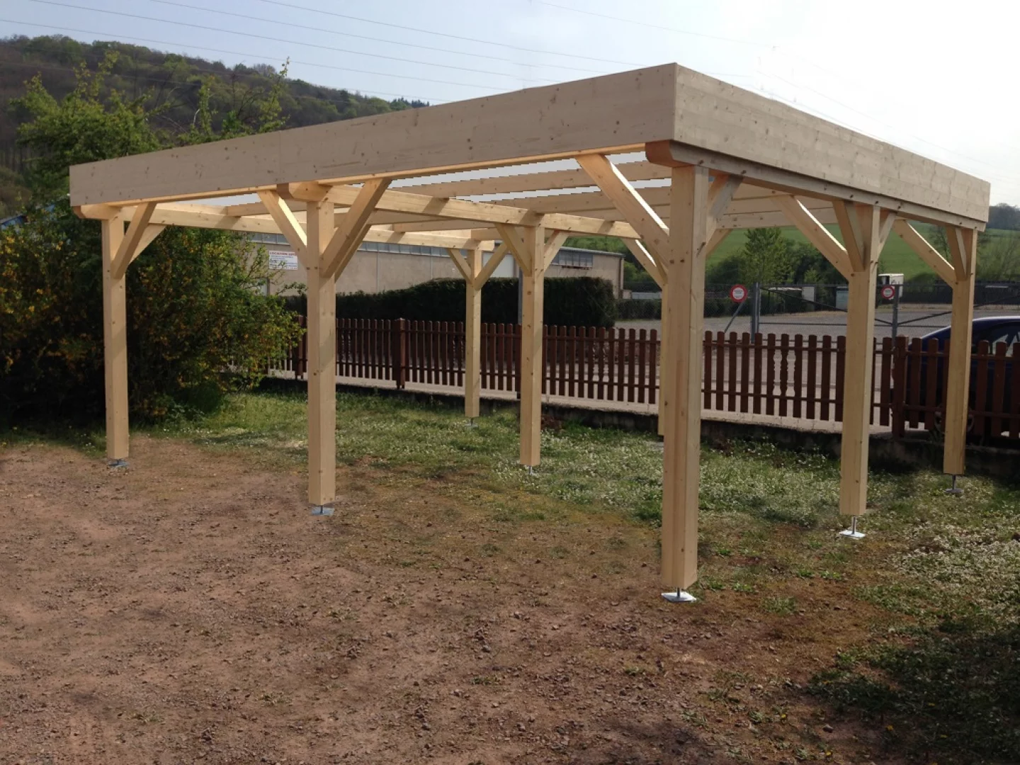 découvrez notre carport à toit plat, alliant design moderne et fonctionnalité. protégez votre véhicule des intempéries tout en embellissant votre espace extérieur. idéal pour tous types de voitures, ce carport est à la fois robuste et esthétique.