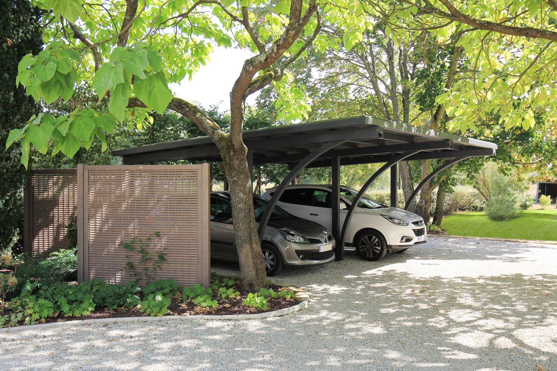 découvrez le carport végétal, une solution innovante alliant protection de votre véhicule et harmonie avec la nature. ce type de carport, enrichi de plantes et de verdure, offre une esthétique unique tout en améliorant l'écologie de votre espace extérieur. protégez votre voiture des intempéries tout en embellissant votre jardin.