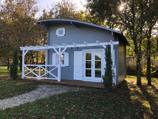 découvrez notre charmant chalet avec un jardin verdoyant et un toit arrondi, parfait pour une escapade relaxante en pleine nature. profitez d'un espace unique alliant confort moderne et design original, idéal pour vos vacances en famille ou entre amis.