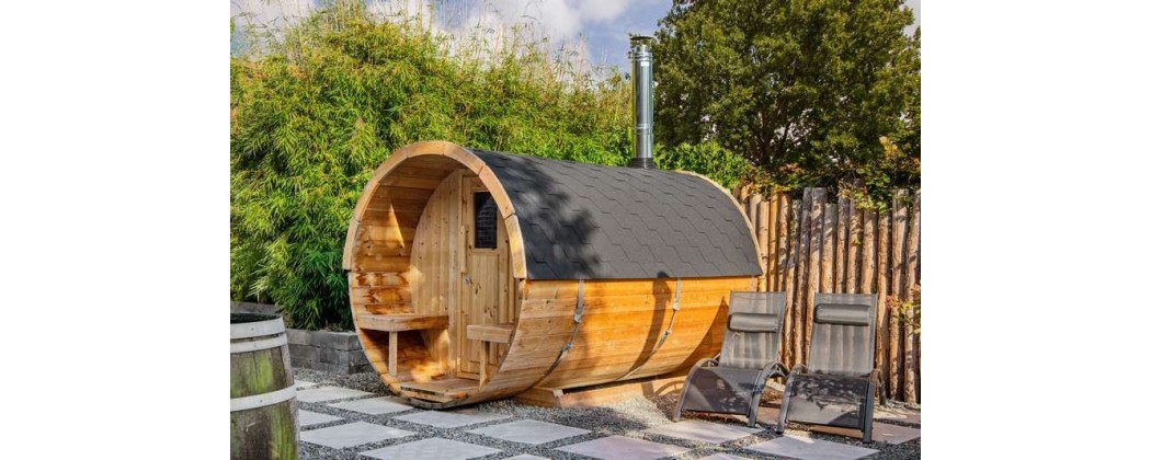 découvrez notre magnifique chalet au jardin enchanteur, doté d'un toit arrondi unique. parfait pour vos escapades nature, cet espace allie confort et esthétisme dans un cadre paisible.