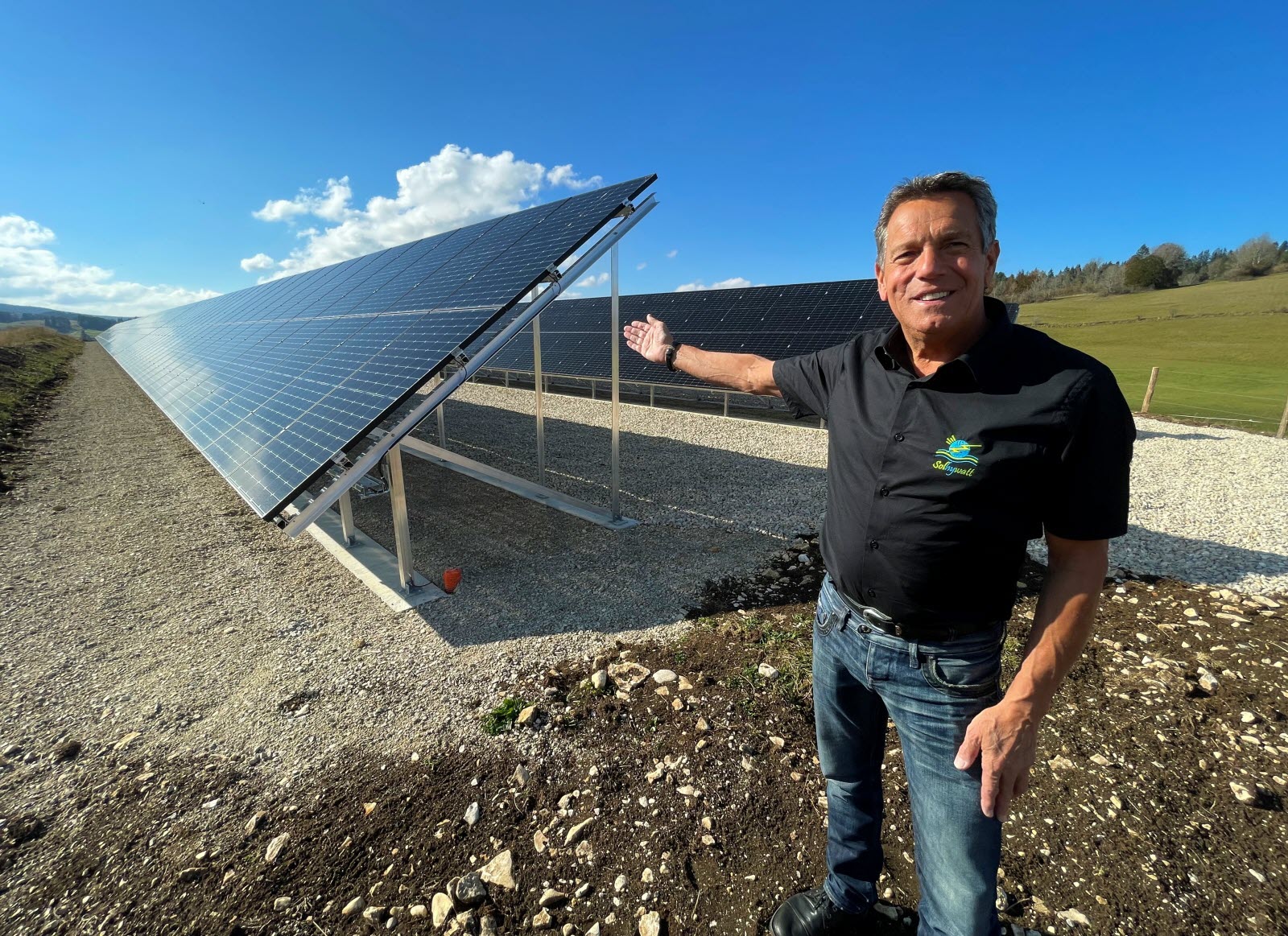 découvrez un vaste champ de panneaux solaires, une solution énergétique durable et respectueuse de l'environnement. profitez d'une production d'électricité renouvelable tout en contribuant à la lutte contre le changement climatique.