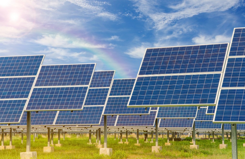 découvrez notre vaste champ de panneaux solaires, une solution durable et efficace pour produire de l'énergie renouvelable. profitez d'une énergie verte et réduisez votre empreinte carbone tout en savourant les bénéfices économiques d'une installation solaire.