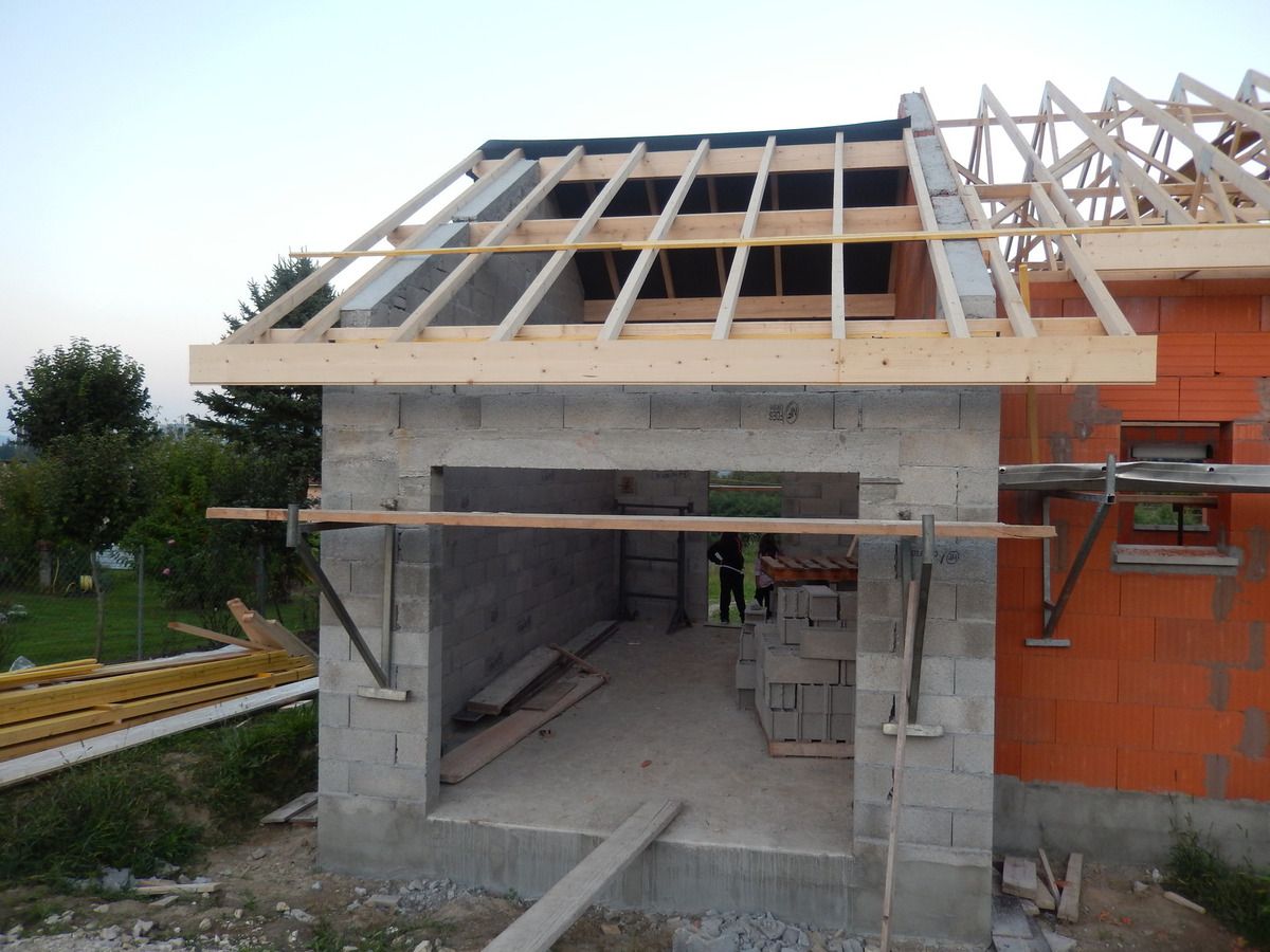 découvrez nos solutions de charpente pour garage, alliant robustesse et esthétisme. transformez votre espace de rangement avec une structure adaptée, personnalisée selon vos besoins et durable dans le temps.