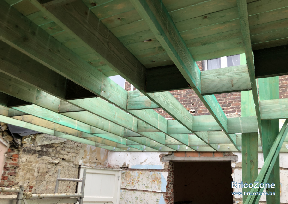 découvrez tout ce qu'il faut savoir sur la charpente de toit plat : avantages, matériaux, techniques de construction et conseils d'experts pour garantir durabilité et esthétisme à votre projet.