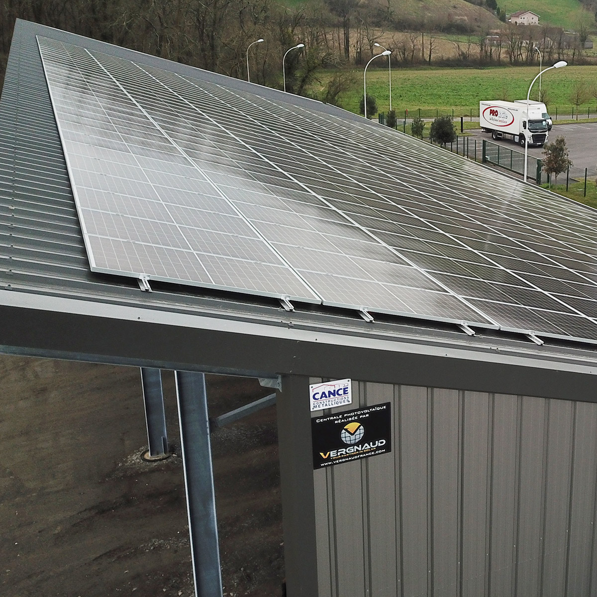 découvrez nos solutions de charpente adaptées aux panneaux solaires, alliant robustesse et efficacité pour optimiser l'installation de vos systèmes solaires. profitez d'une conception sur mesure pour une intégration harmonieuse et durable.