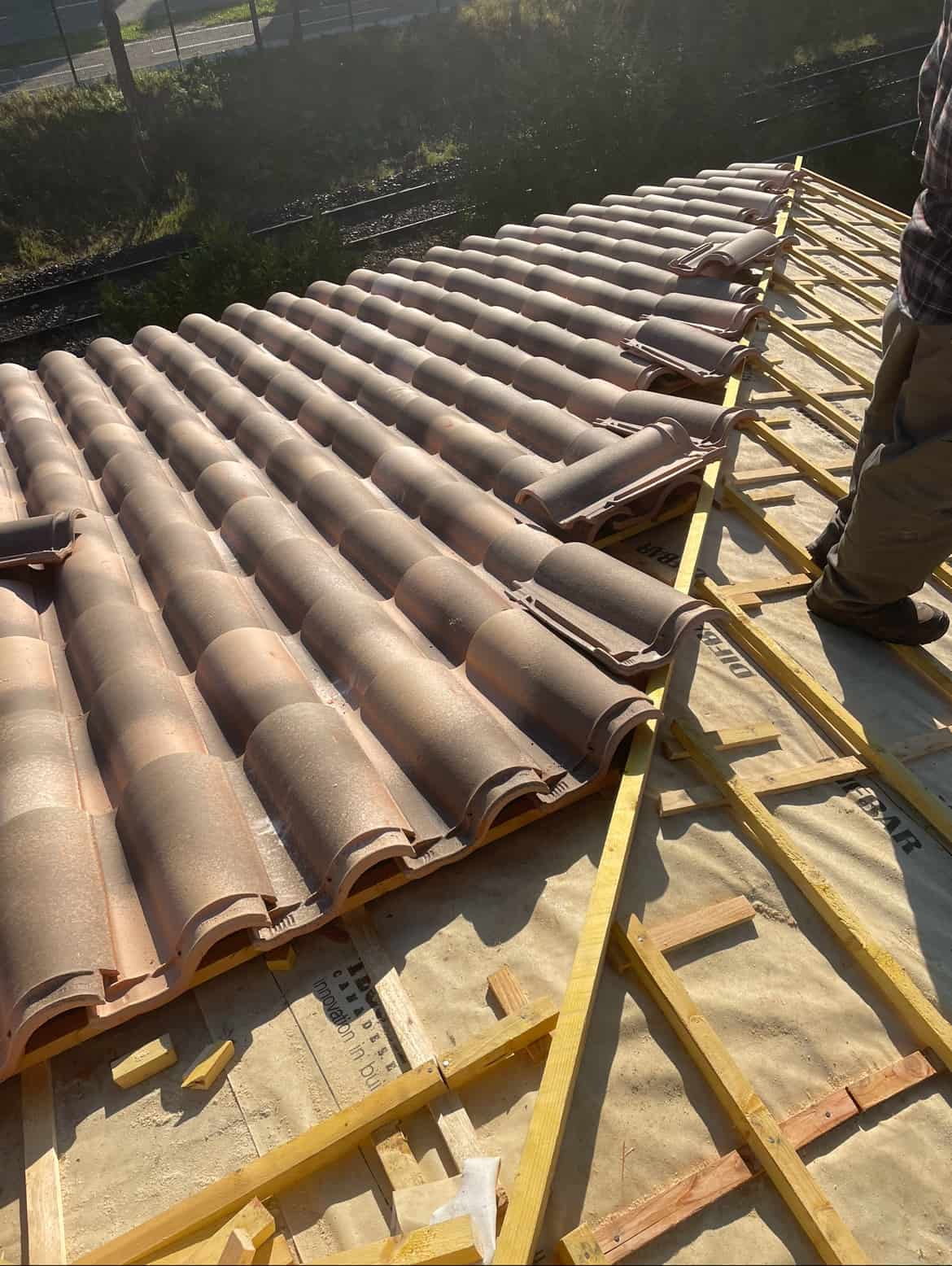 découvrez l'art de la charpente de toit, essentielle pour la solidité et l'esthétique de votre maison. apprenez les différents types de structures, les matériaux utilisés et les conseils d'experts pour garantir une toiture durable et élégante.