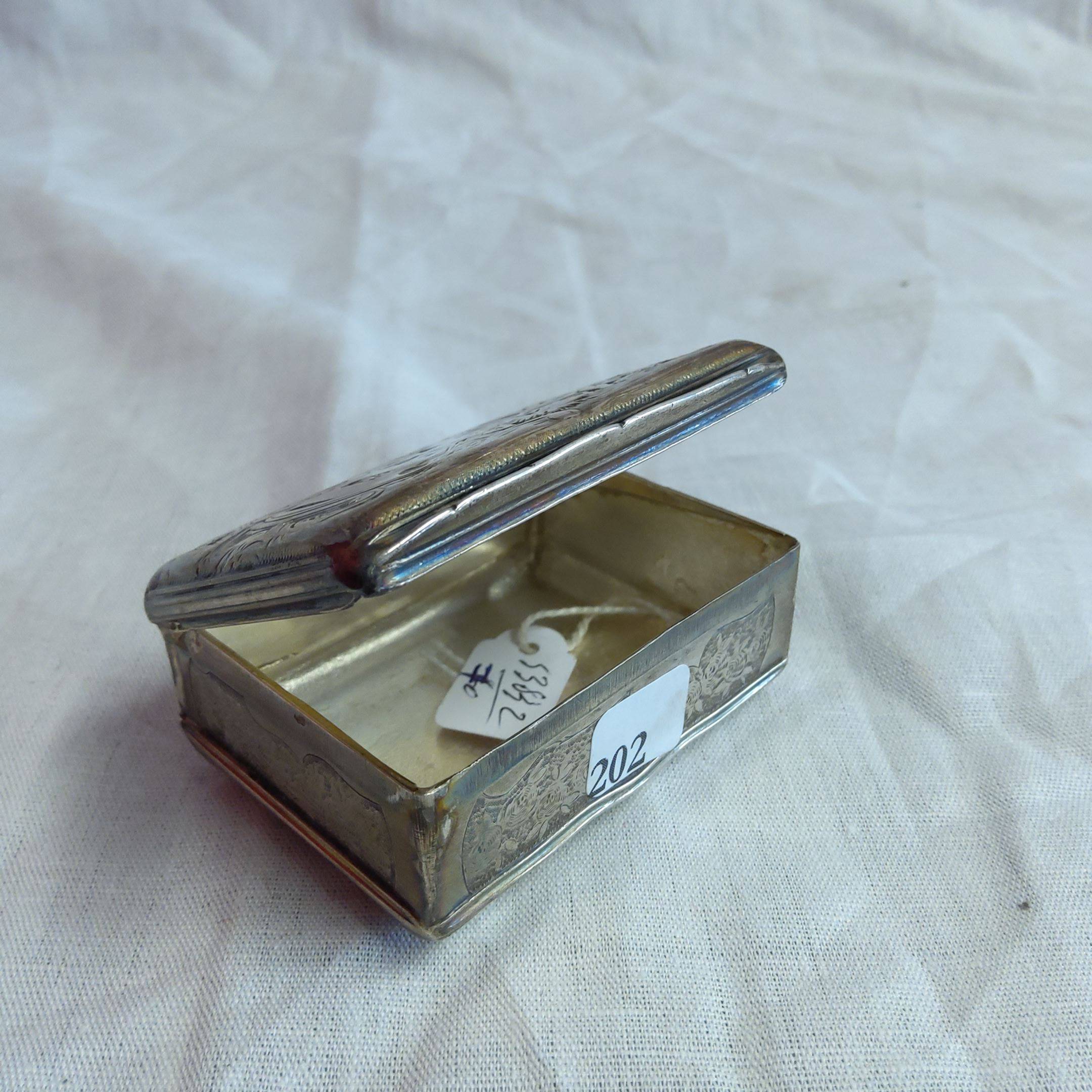 découvrez notre sélection de tabatières artisanales, alliant tradition et élégance. parfaites pour conserver vos tabacs avec style, nos tabatières se déclinent en divers matériaux et designs. trouvez la pièce unique qui reflète votre personnalité !