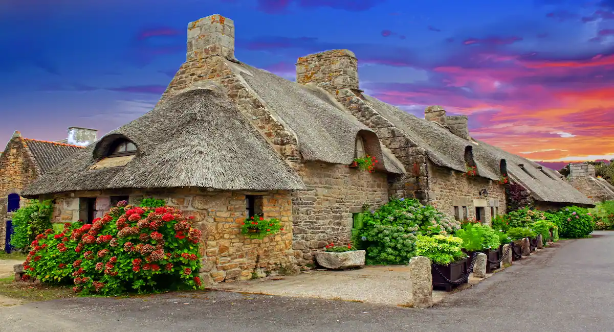 découvrez l'authenticité de la bretagne à travers le chaume, un matériau traditionnel qui témoigne du patrimoine architectural de cette belle région. explorez ses bienfaits, son utilisation dans la construction durable et son charme unique qui séduit les amoureux de la nature et de l'architecture.
